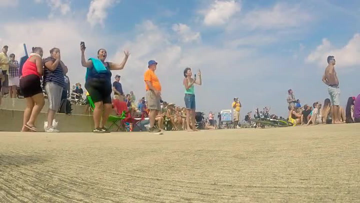 Pilot totálně dostal diváky letecké show. Extrémně nízkým přeletem jim málem způsobil infarkt