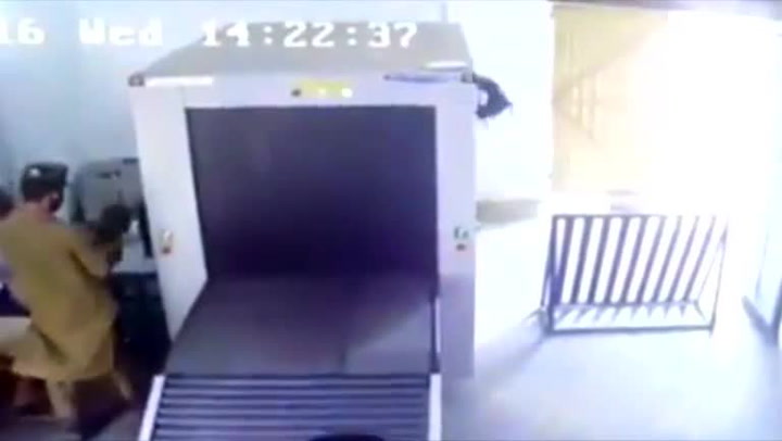 Afghánec poprvé letěl letadlem. Neuvěříte, co udělal při bezpečnostní kontrole na letišti