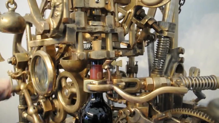 Další nádherně zbytečný stroj. Podívejte se na nejsložitější otvírák na víno světa!