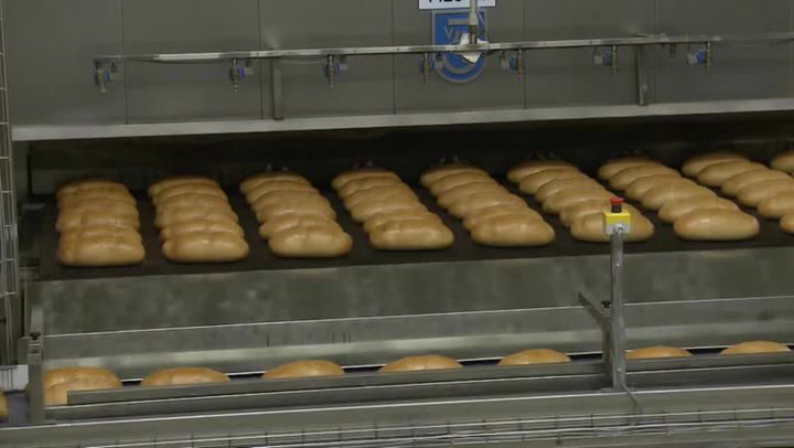 Po záběrech z polské fabriky na chleba pochopíte, proč zanikají malé pekárny