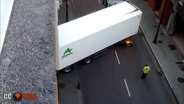 Řidiči kamionů jsou couvací bohové! Podívejte se na jejich neuvěřitelné kousky