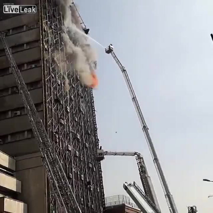 Během zásahu šlo hasičům o život! Budova, kterou hasili, se na ně začala hroutit