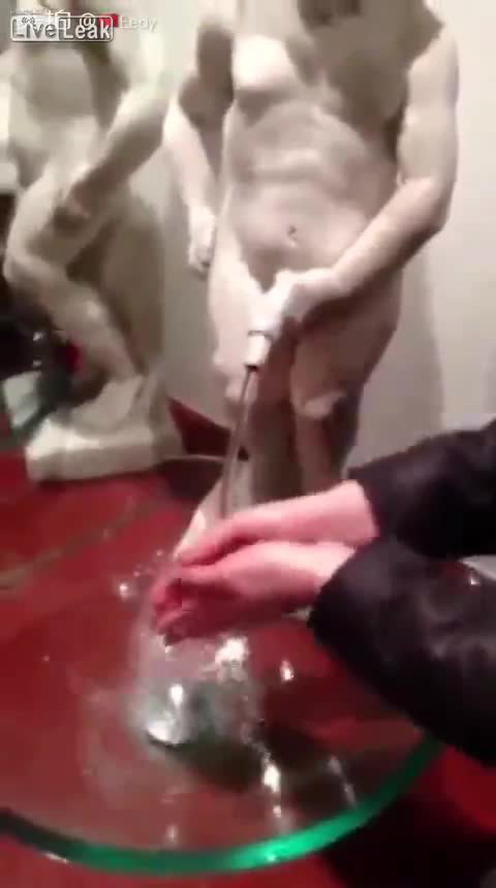 Tenhle kohoutek na vodu je vrchol nevkusu. Podívejte se, co musíte udělat, aby tekl