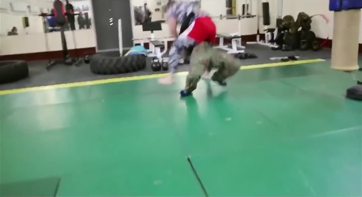 Obří MMA zápasník bojuje s hubeným vojákem. Tenhle nevyrovnaný souboj má hodně zajímavý konec