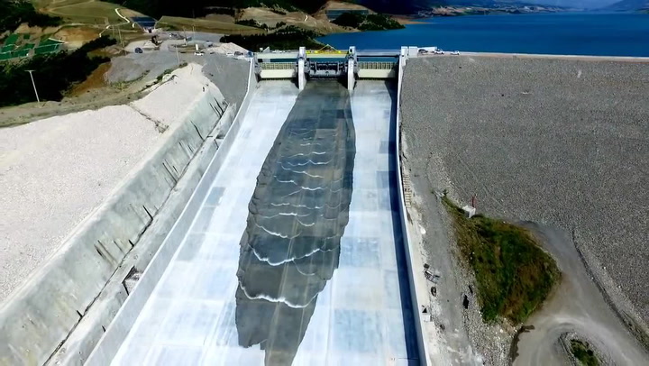 Super video: Takhle to vypadá, když se úplně poprvé otevře obří přehrada!