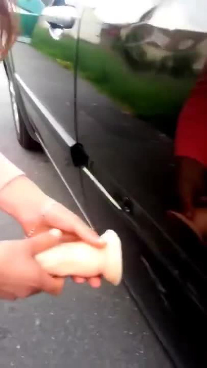 Ženská vynalézavost nezná mezí! Neuvěříte, čím si tahle holka spravuje auto!