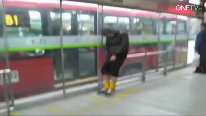 Když usnete tam, kde nemáte aneb vtipné pády největších spáčů!