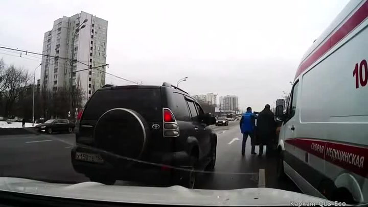 Neuvěřitelný idiot! Podívejte se, co udělal řidič taxíku houkající sanitce