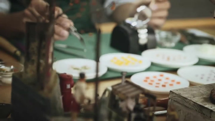 Nestíháte se ani v klidu najíst? Tahle reklama vás donutí k zamyšlení!