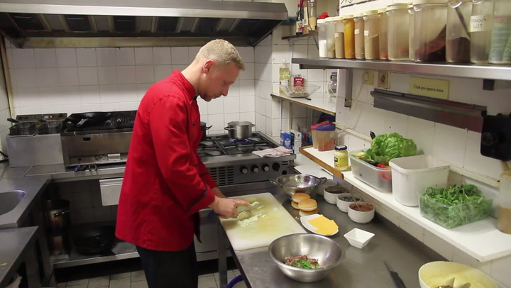 Tohle v mekáči nedostanete: Jak si doma připravit červí burger?