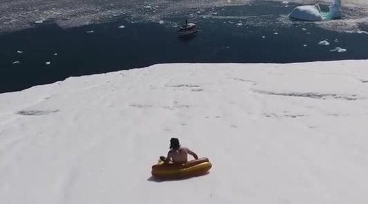 Nechal se vysadit na obří ledové kře a sjel ji na nafukovacím kousku pizzy