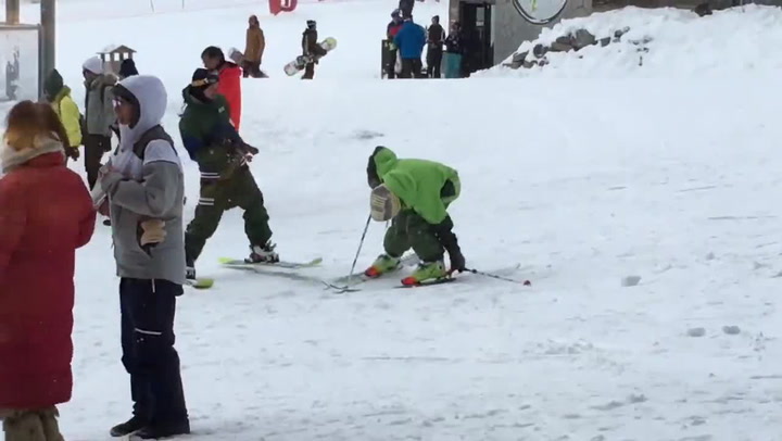 Svět se baví opilým lyžařem. Přehnal to v bufetu na sjezdovce a cestu zpět totálně nezvládl