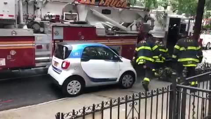 Chvátajícím hasičům  stál v cestě maličký Smart. Poradili si jako správní chlapi!