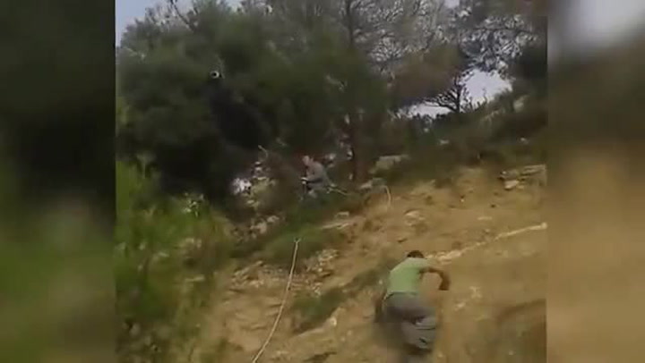 Nejpodivnější záchranná akce všech dob! Kozu našli viset na drátech!