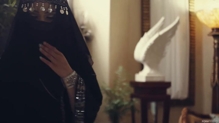 Drsné porno s dominou v nikábu totálně rozzuřilo všechny muslimy. TRAILER!