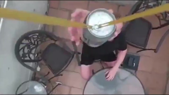Co všechno chlapi nevymyslí? Týpek doručil kamarádovi pivo neuvěřitelným způsobem!