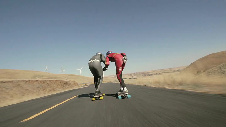 Tenhle týpek je slepý, to mu ale nebrání v neuvěřitelných výkonech na longboardu