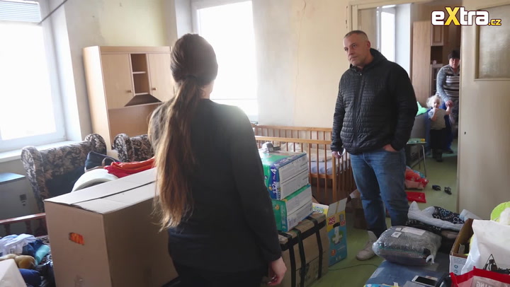 Přišla o dům i malého synka. Paní Věra, které pomohl Leoš Mareš, ukázala, kde teď bydlí