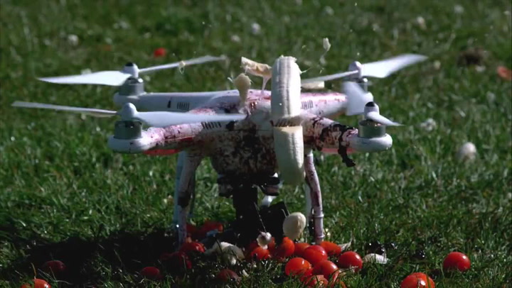 Tady si někdo spletl dron s mixérem. Výsledek drsného testu vás překvapí!