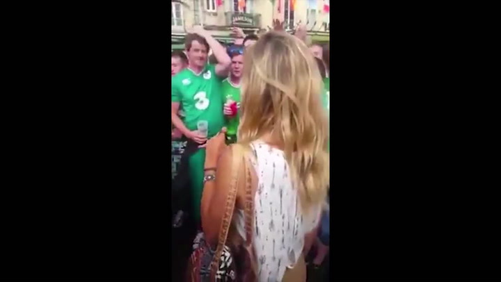 Desítky irských fanoušků obklopily na ulici jedinou dívku. Neuvěříte, co jí provedli!