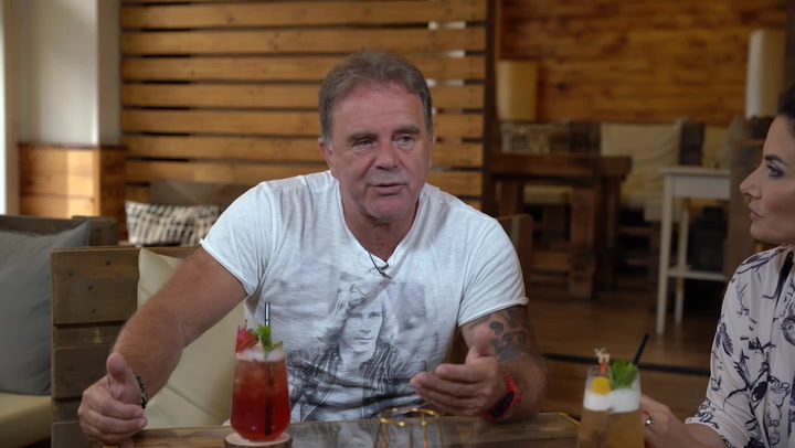 Jakub Smolík v pořadu Extra Host: O hudbě, rodině i spodním prádlu fanynek