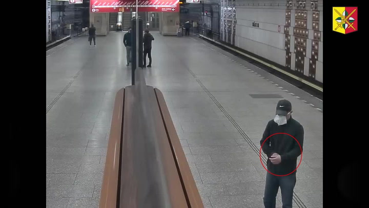 Policie stále pátrá po útočníkovi z Prahy: Vyšetřovatelé nyní hledají tuto ženu