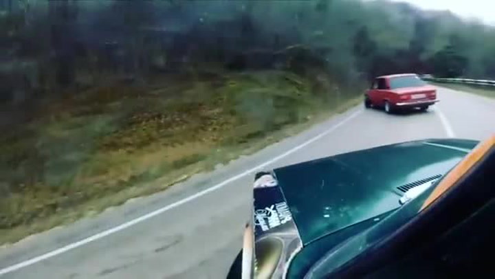 Ruští drifteři dokazují, že na parádní show stačí postarší žigulík! Jejich kousky nepochopíte