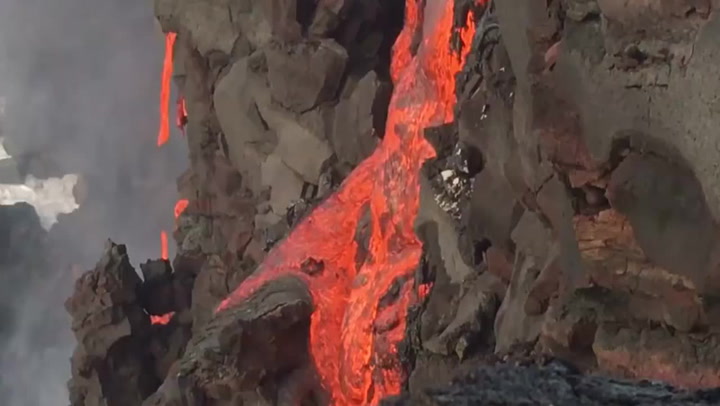 Vypadá takhle peklo? Na Havaji teče žhavá láva přímo do moře, tohle musíte vidět