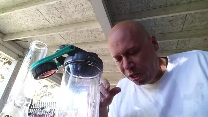 Co se stane, když si zakouříte nejpálivější chilli na světě? Tenhle chlapík se to rozhodl zkusit