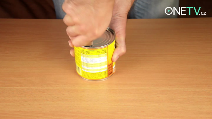 Jak otevřít plechovku bez otvíráku? Tohle by vás nenapadlo!