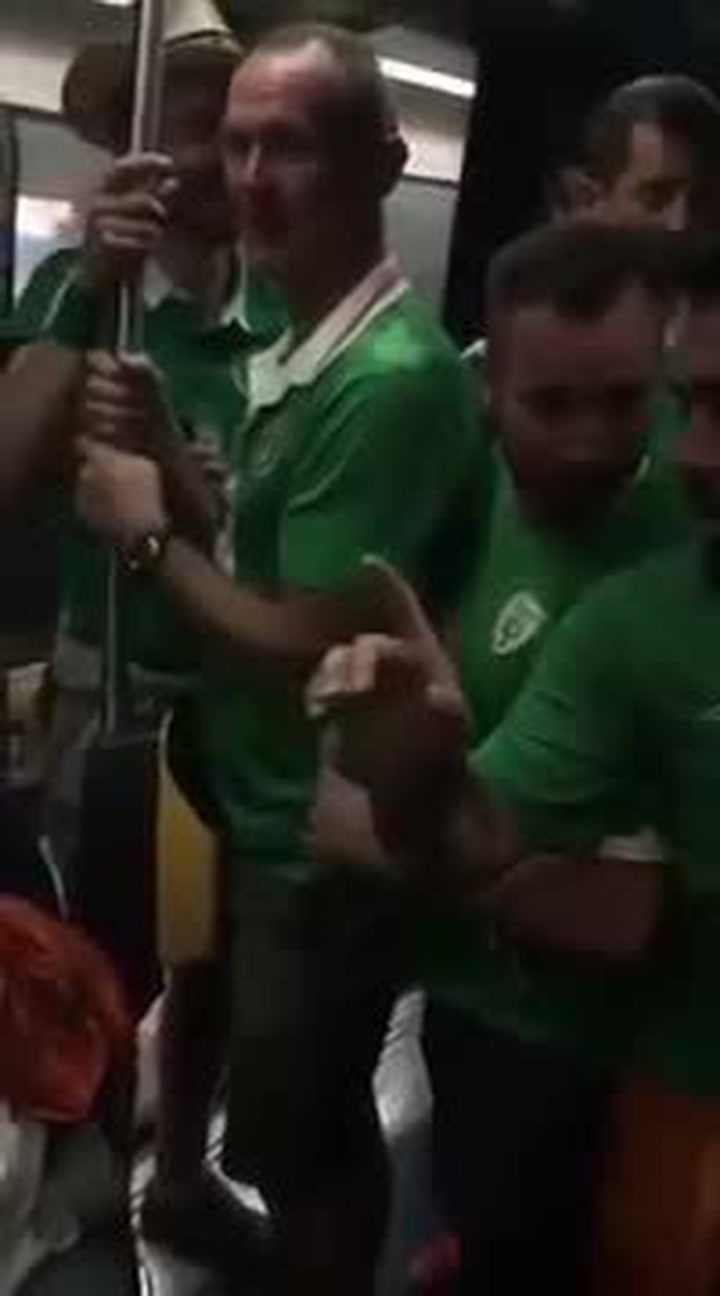 Další kousek irských fanoušků na Euru! Neuvěříte, co provedli v metru tatínkovi s malým chlapcem