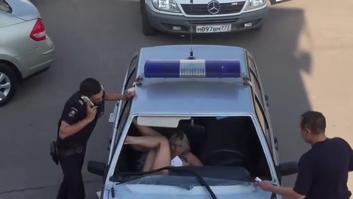 Totálně zfetovaná holka se zamkla v policejním autě a dala strážníkovi pořádně zabrat!