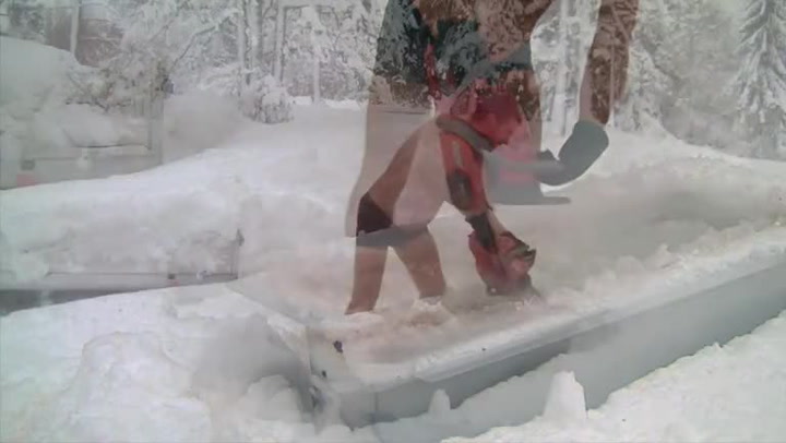Známý šílený youtuber vítal zimu po svém! V totálně zmrzlé vaně a s lahví vodky