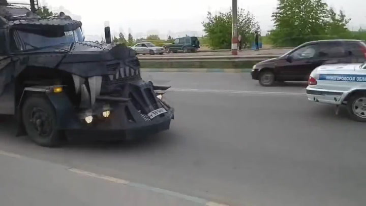 Putinovi motorkáři si postavili hrozivý truck z Mad Maxe a jezdí s ním po ruských silnicích