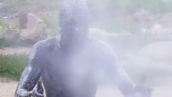 Vsadil se s kamarády, že neskočí do nádrže s vyjetým olejem. Tahle dopadl