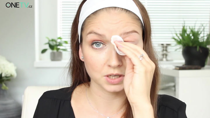 6 triků, jak si správně odlíčit oči a předejít vráskám!