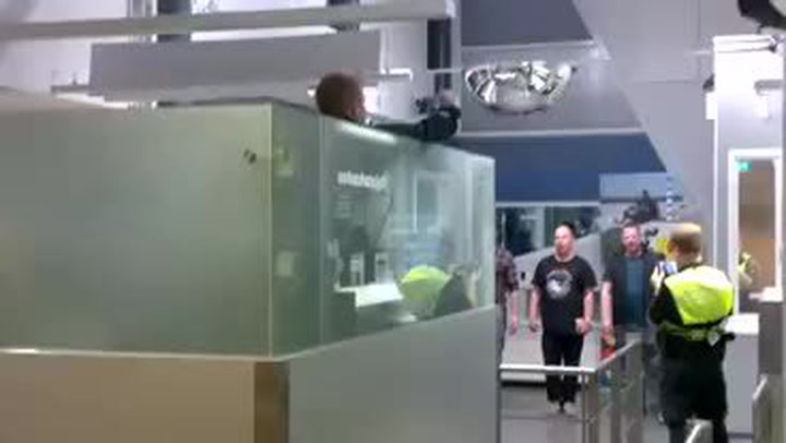 Partičku Rusů zdržela finská policie při hraniční kontrole. Ti reagovali sborovým zpěvem, pobavili úplně všechny