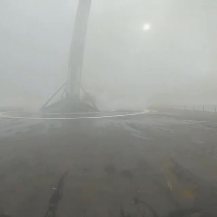 Vesmírná loď SpaceX tentokrát přistála, stejně ale skončila v plamenech! Co se stalo?