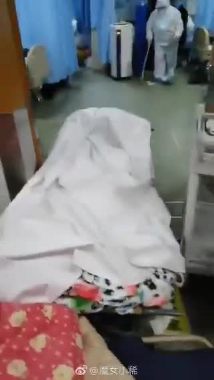 Autentické video: Bezvládná těla v nemocnici nakažených koronavirem