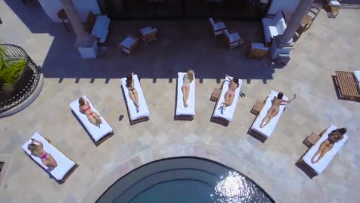 Rozmachaný milionářský synek opět provokuje. Takhle vypadá průměrný letní den Dana Bilzeriana