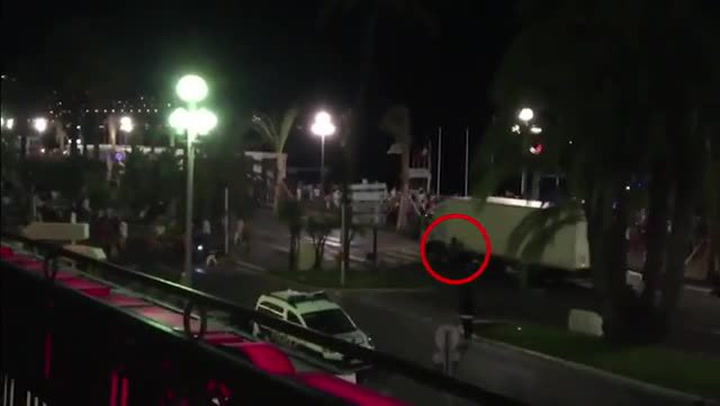 Hrdina na motorce se snažil zastavit vraždícího šílence s kamionem. Další video z masakru v Nice