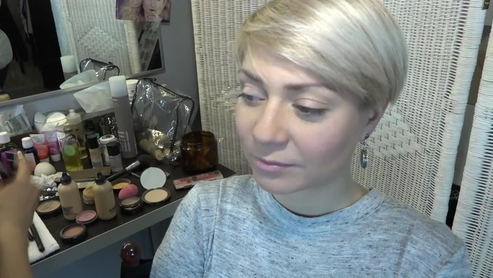 Vizážistka celebrit prozrazuje: 3 způsoby, jak a kam použít tvářenku. Znáte je všechny?