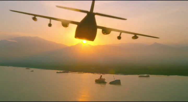 S letadlem plným kokainu přistál v ulicích maloměsta. Tom Cruise hraje pilota, který pracoval pro Escobara a CIA zároveň