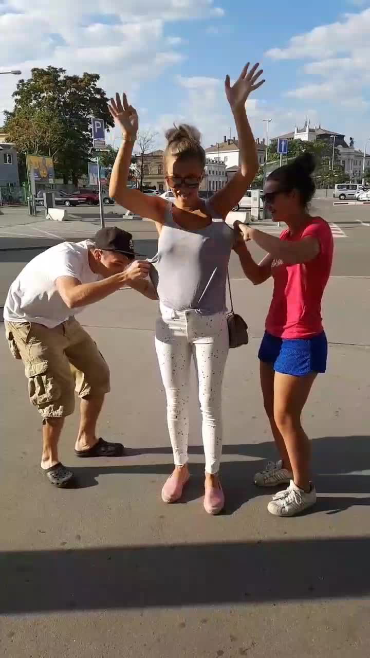 Nelu Slovákovou oslovili na ulici dva podivní lidé. Neuvěříte, kdo se z nich vyklubal!