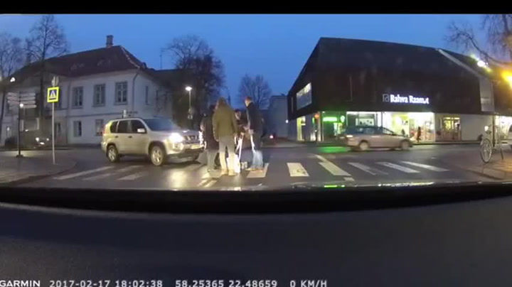 Muž se snažil nemohoucí babičce na přechodu pomoct. Málem ji zabil!