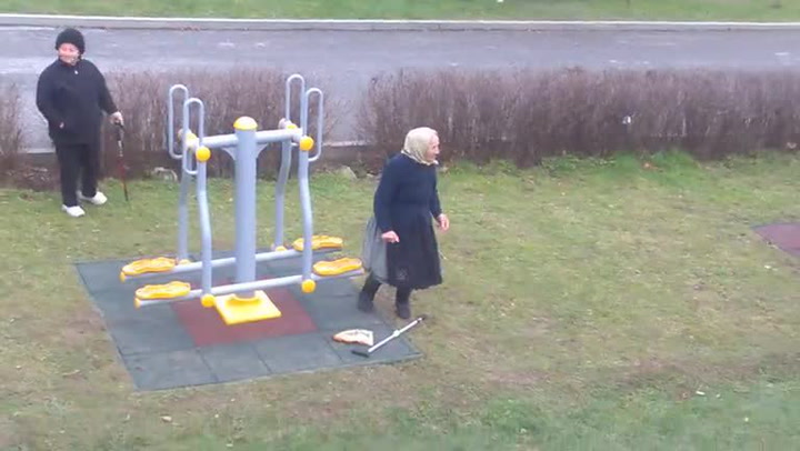 Slovenské babičky se toho nebojí! Zahodily hůlky a vrhly se na dětské hřiště