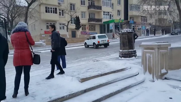 Krutá zima udeřila i v Turecku. Auta se tam jen bezmocně klouzala z kopce