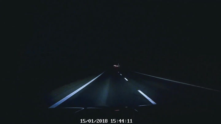 Šílený řidič střílel za jízdy do jiného auta, ze záběrů mrazí