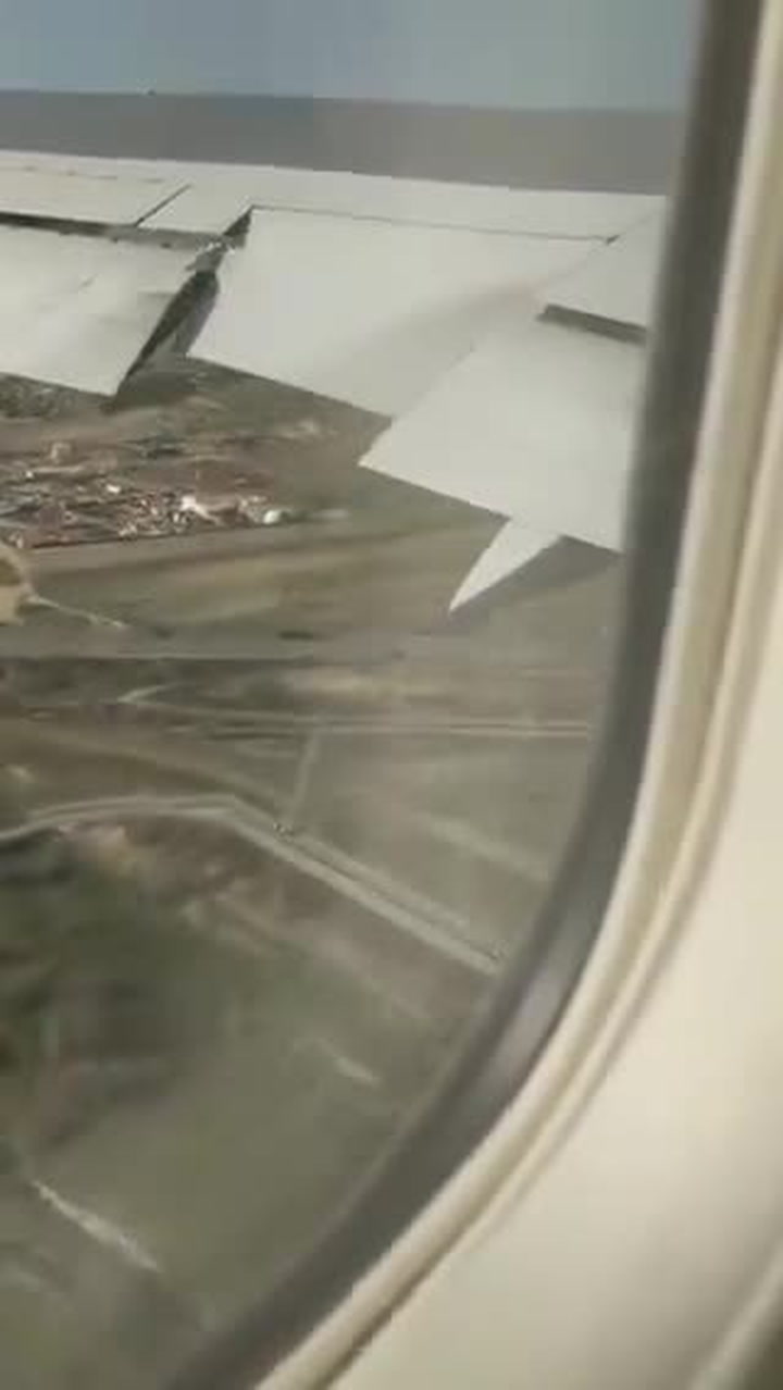 V Madridu nouzově přistálo letadlo se 128 lidmi na palubě. Z motoru šlehaly plameny