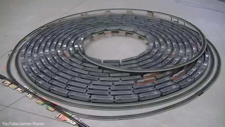Tohle video uhranulo internet. Na vlak jezdící po dokonalé spirále budete chtít koukat hodiny!